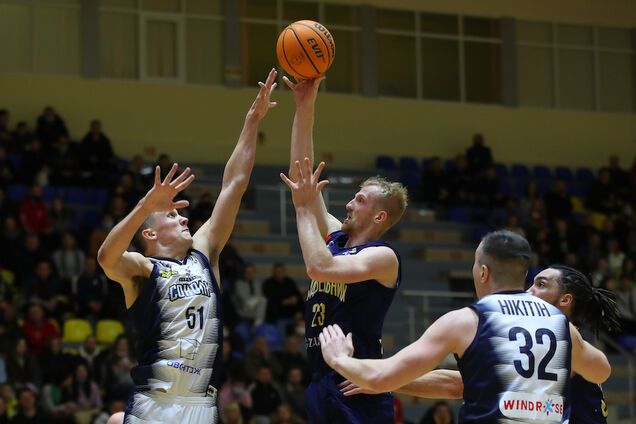 'Будивельник' победил 'Харьковских Соколов'