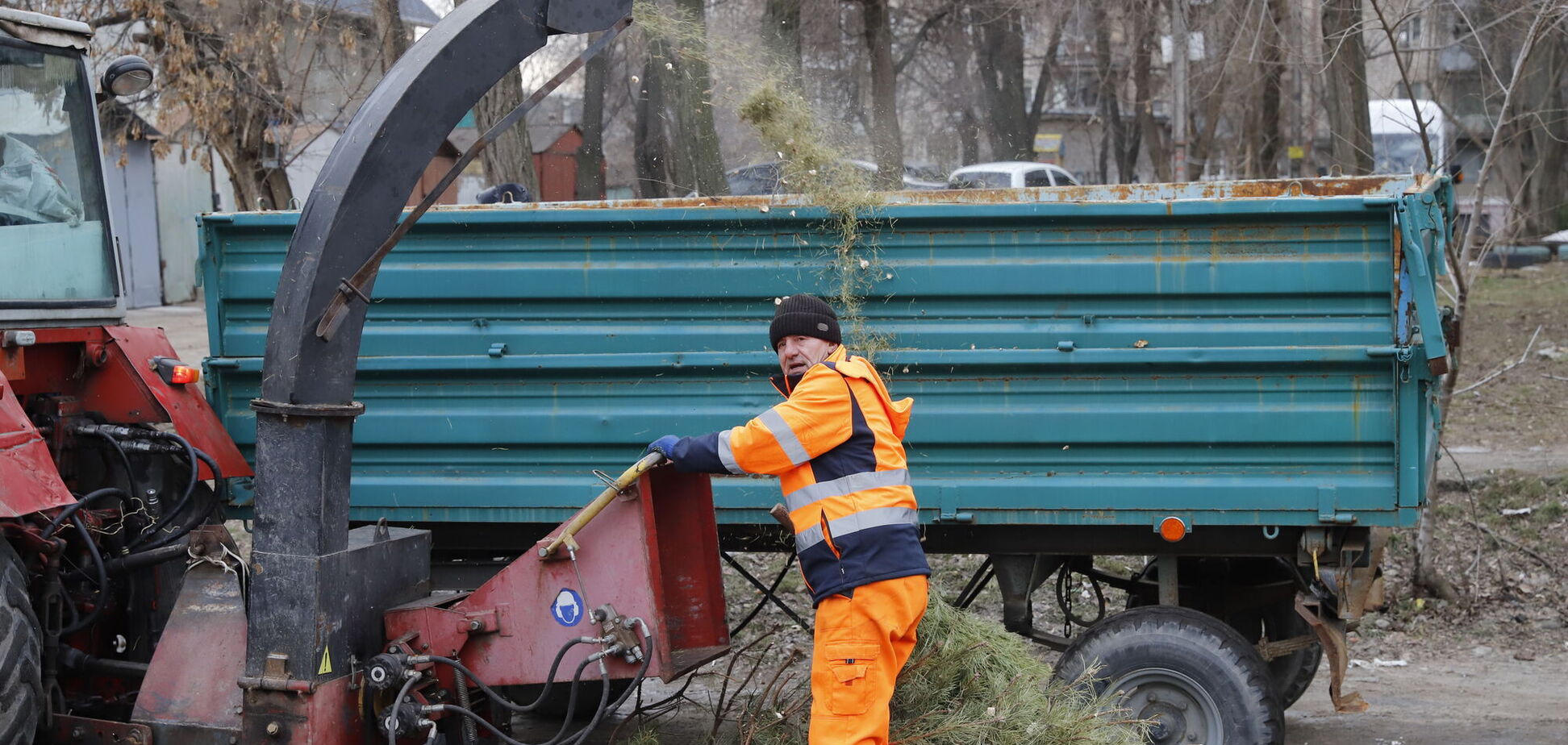 У Дніпрі комунальні служби почали утилізувати новорічні ялинки: адреси майданчиків збирання