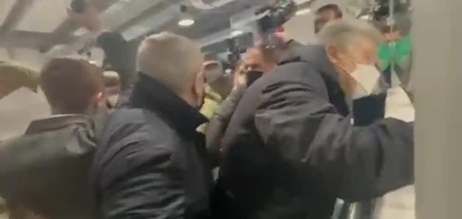 У Порошенко забрали паспорт во время прохождения паспортного контроля