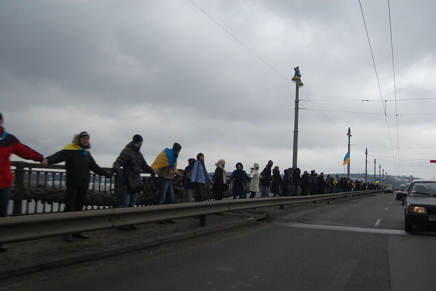 На мосту Патона создадут 'живую' цепь