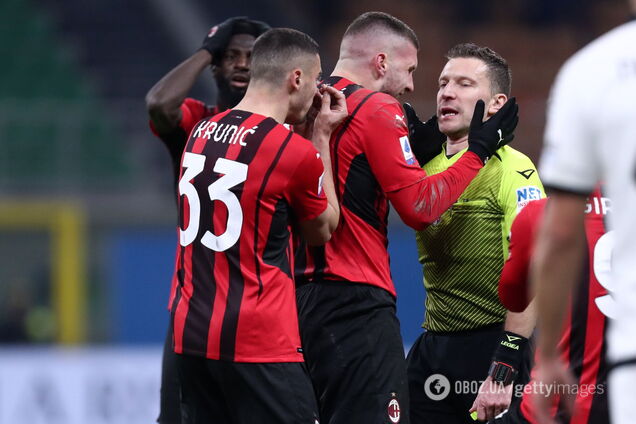 Футболисты 'Милана' утешали плачущего судью-'убийцу' после матча, который могут переиграть