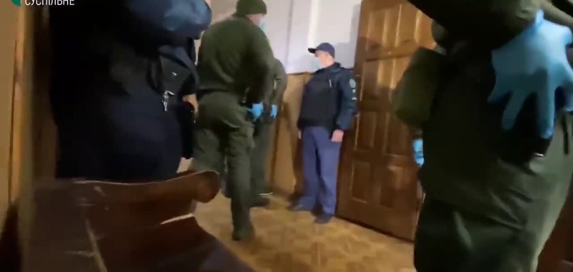 Харьковского завели в зал суда