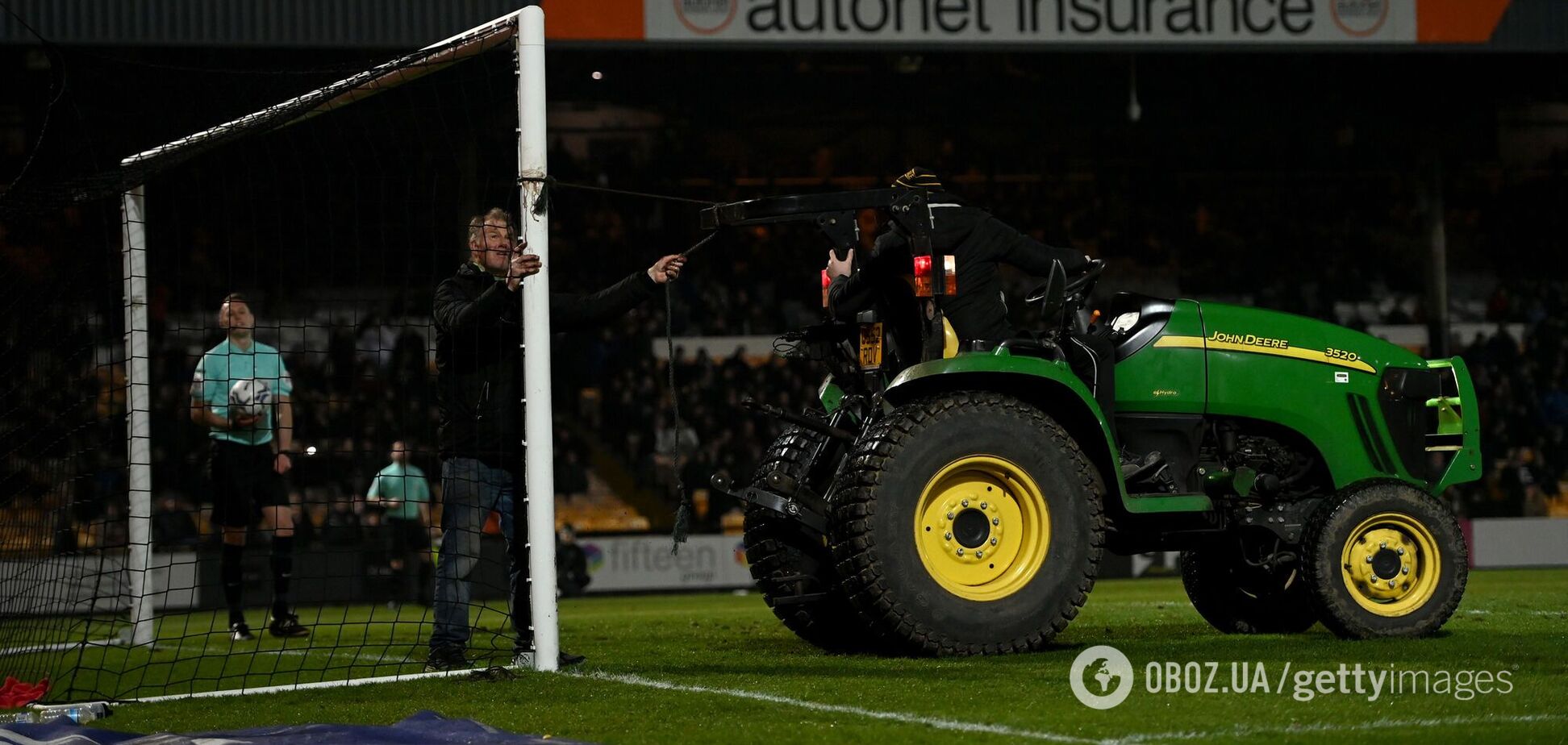 Трактор урятував ситуацію під час футбольного матчу в Англії