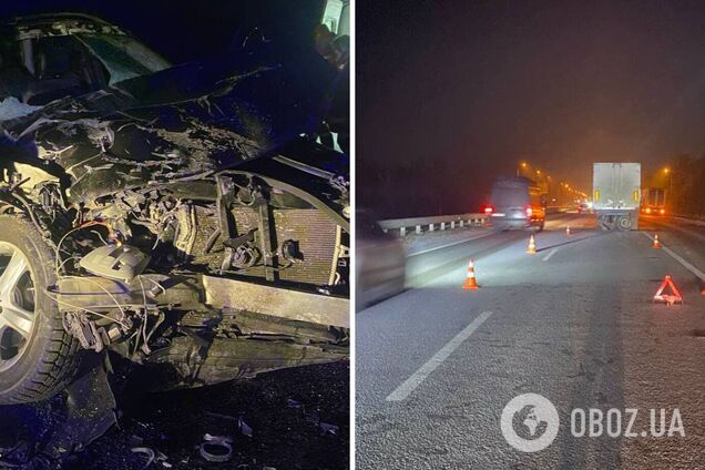 Mercedes на швидкості в'їхав у вантажівку