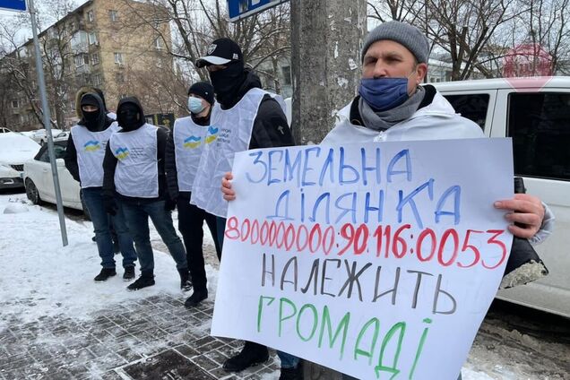 У Києві низка громадських організацій вийшли на протест: вимагають повернути громаді земельну ділянку