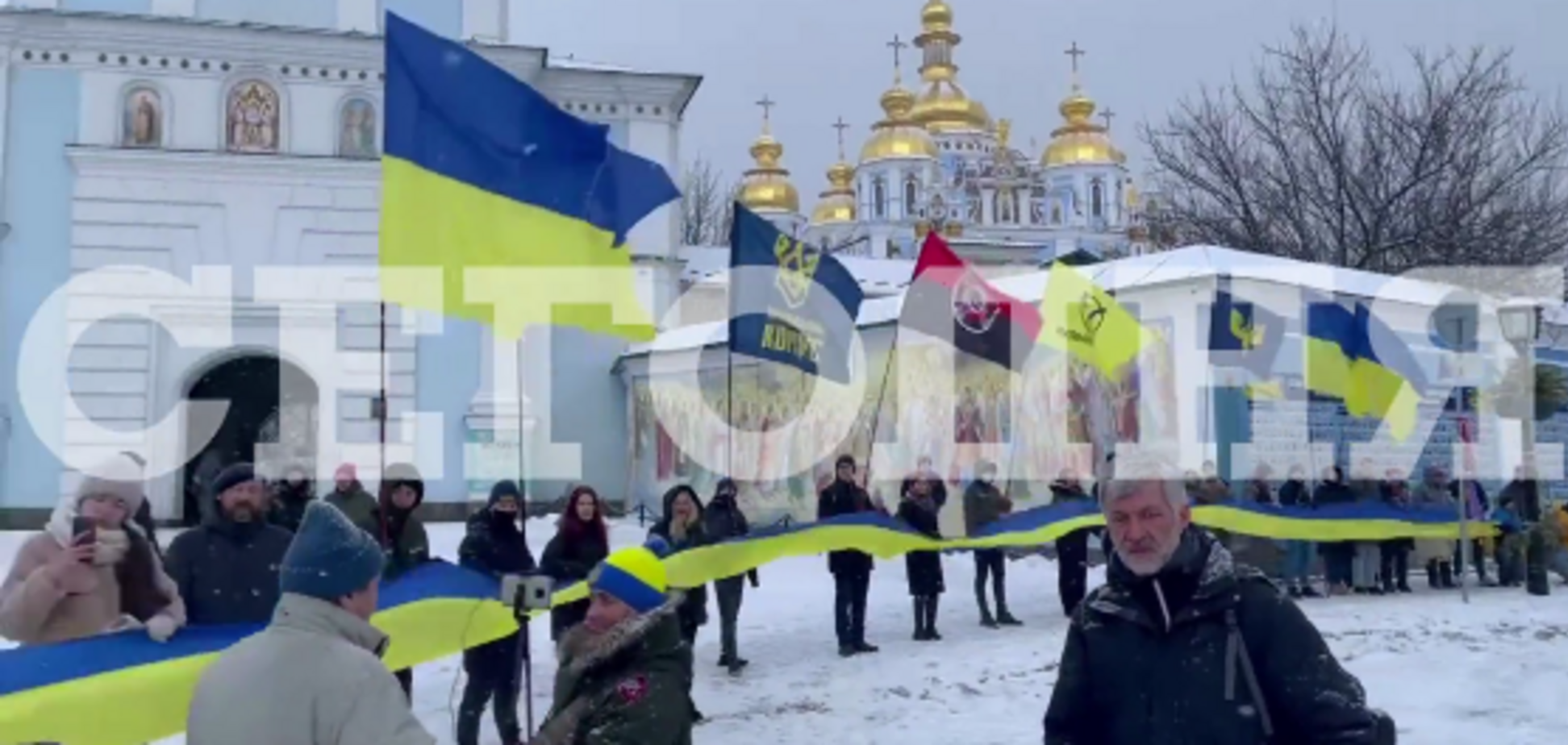 Михайловская и Софийская площади соединились большим государственным флагом