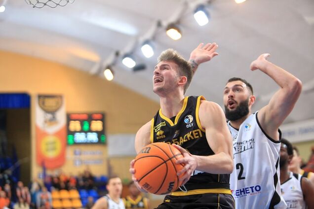 Матчі відбулися у Черкасах та Києві