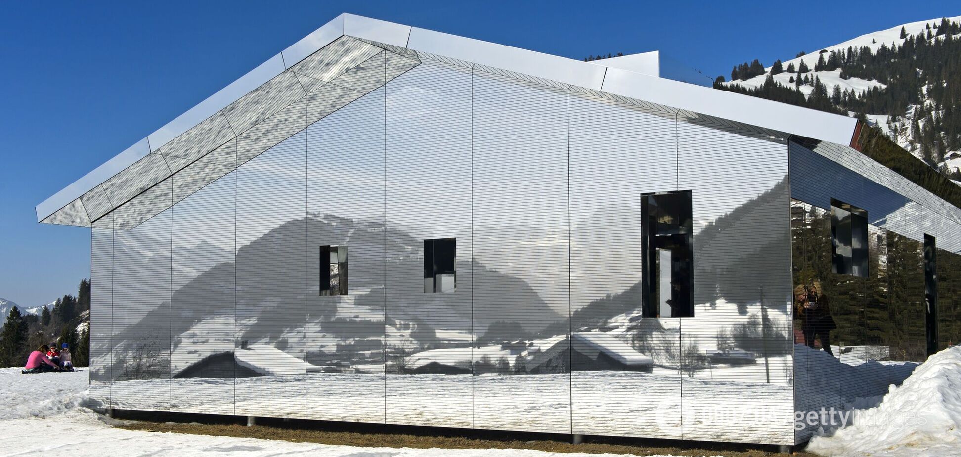 Будинок-міраж у швейцарських Альпах назвали 'вбивцею птахів'. Що не так з незвичайним витвором Дага Ейткена