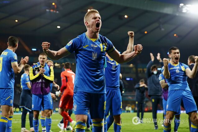 Футболисты сборной Украины празднуют победу.