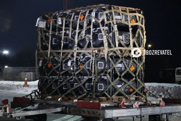 В Украину прибыл третий самолет с оружием от США