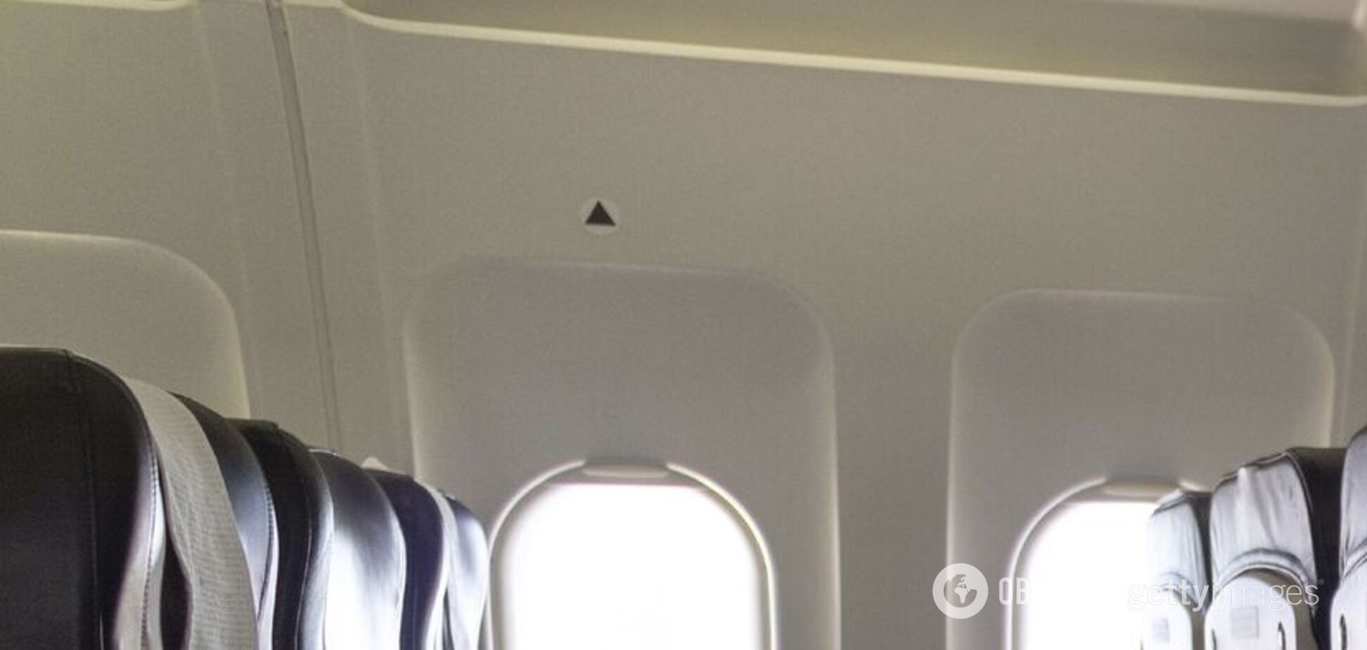 Сигнал для пілота. Що означає чорний трикутник над ілюмінатором у літаку