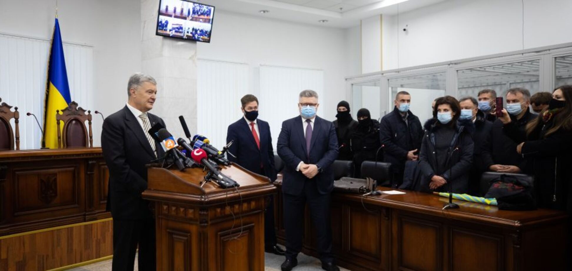 'Наш ворог – Путін, і ми його переможемо!' Порошенко в суді закликав до єднання задля захисту України