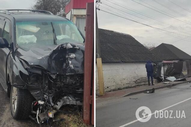 Під Києвом Lexus на швидкості протаранив два паркани та в'їхав у будівлю. Фото
