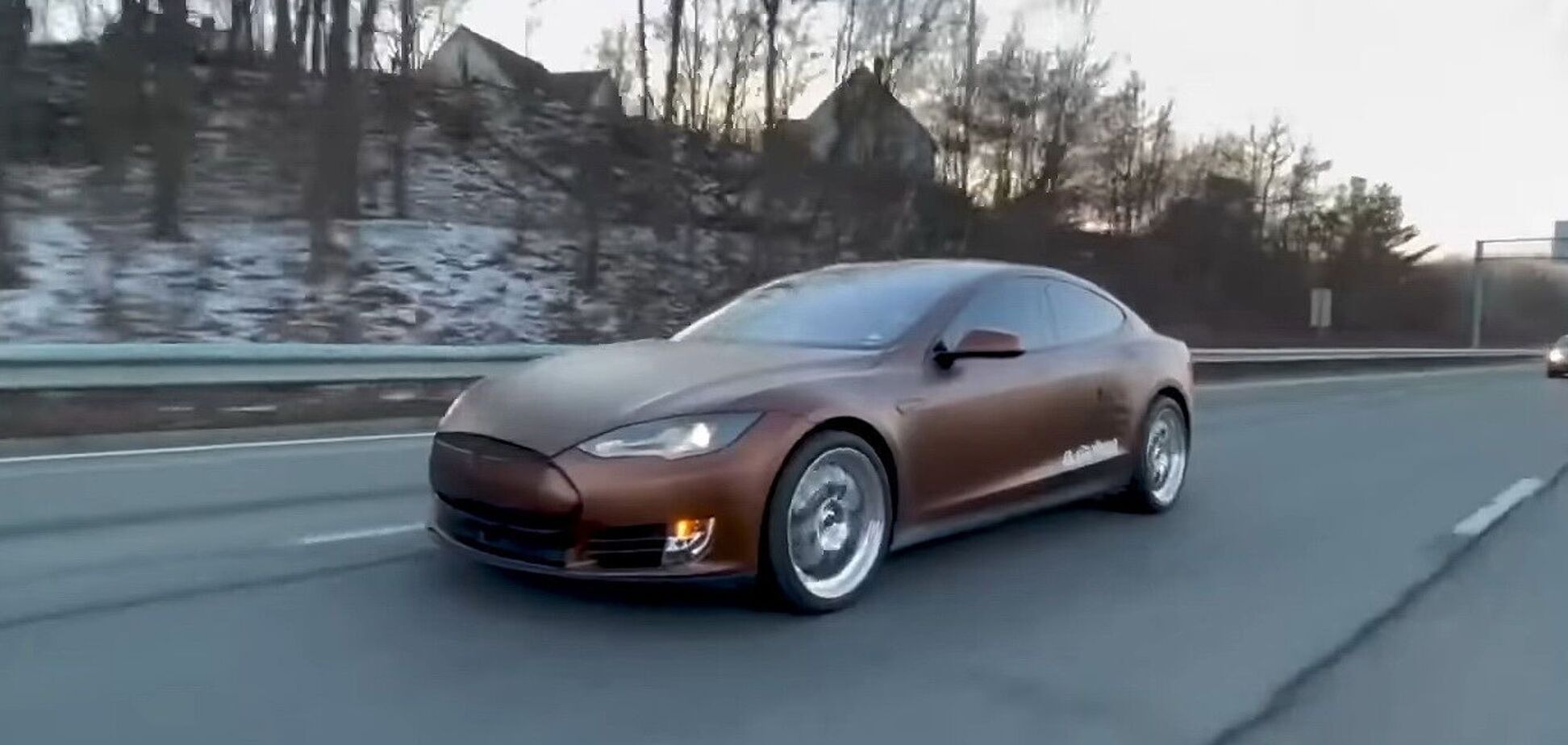 Tesla Model S превратили в обычный автомобиль с V8