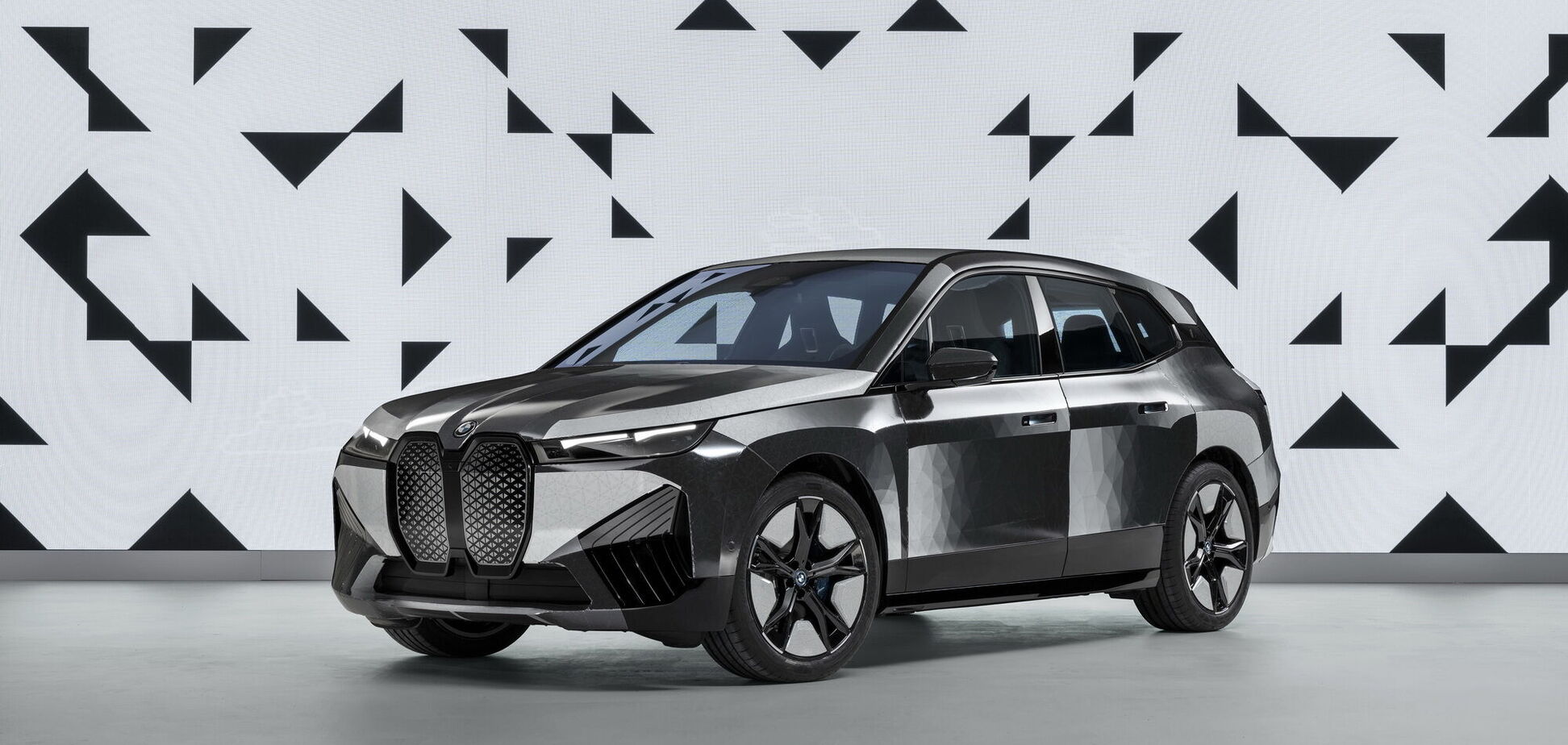 BMW научила автомобиль менять цвет