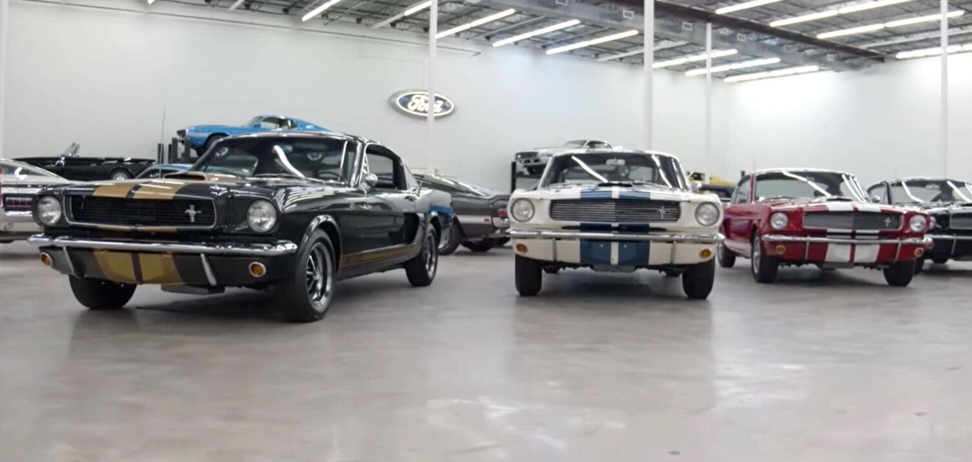 Внушительную коллекцию спорткаров Ford показали в сети. Видео