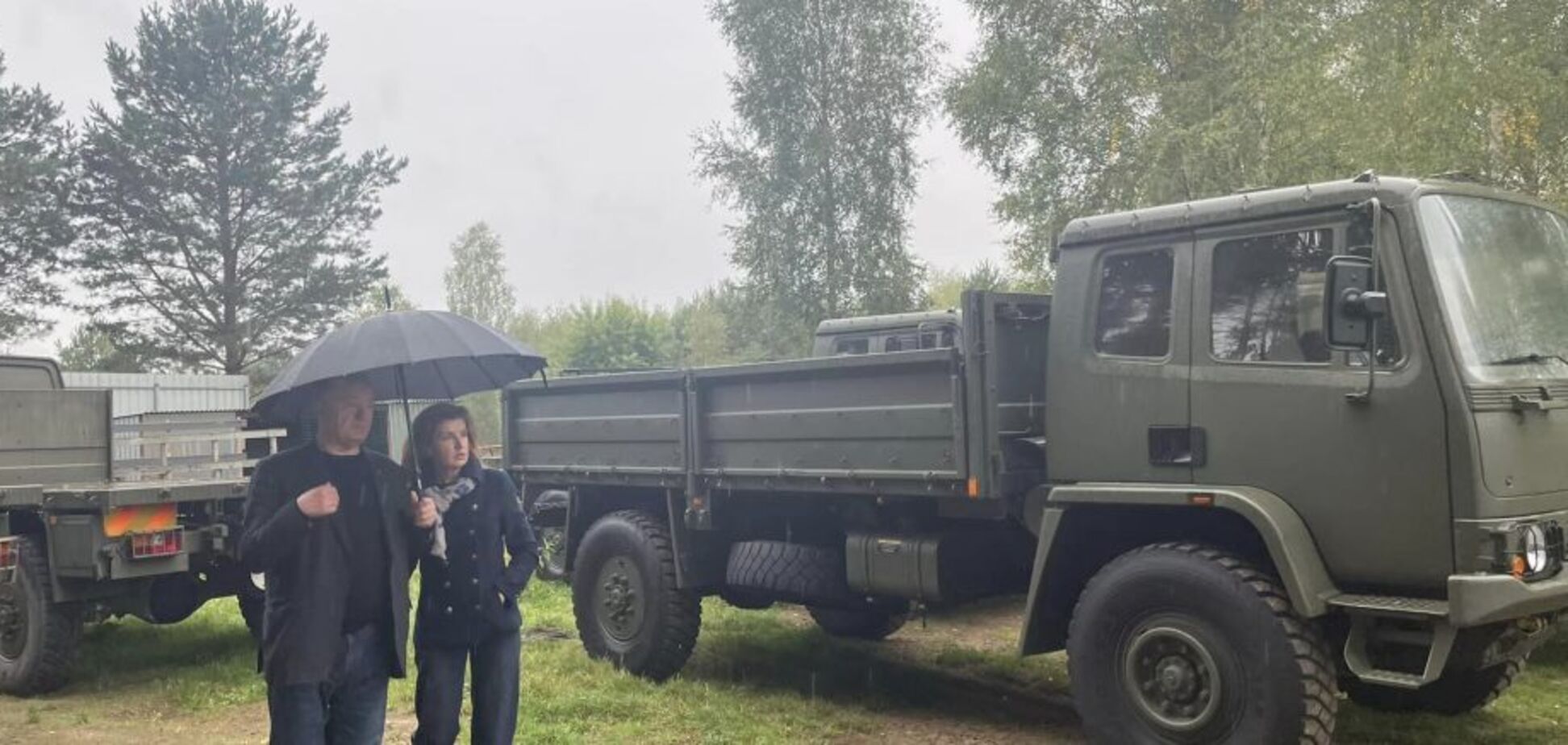 Порошенко в Польше отправил очередную партию британских грузовиков для ВСУ