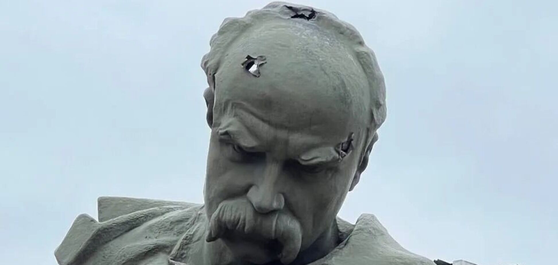 Шевченко появляется все время в моменты величайших испытаний: целили в памятник?