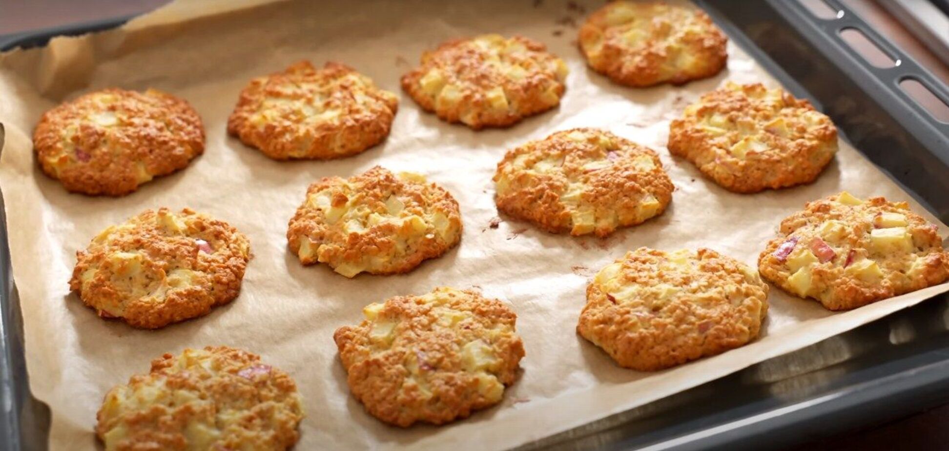 Хрумке вівсяне печиво з яблуками: домашня випічка за 15 хвилин