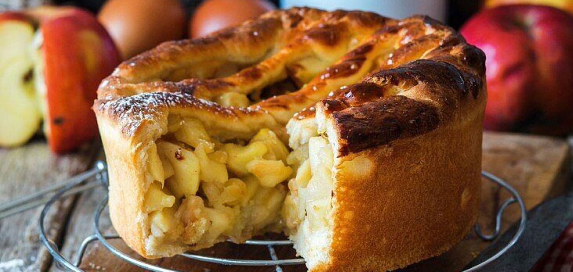 Найпростіший яблучний пиріг на дріжджах: смачніший за шарлотку