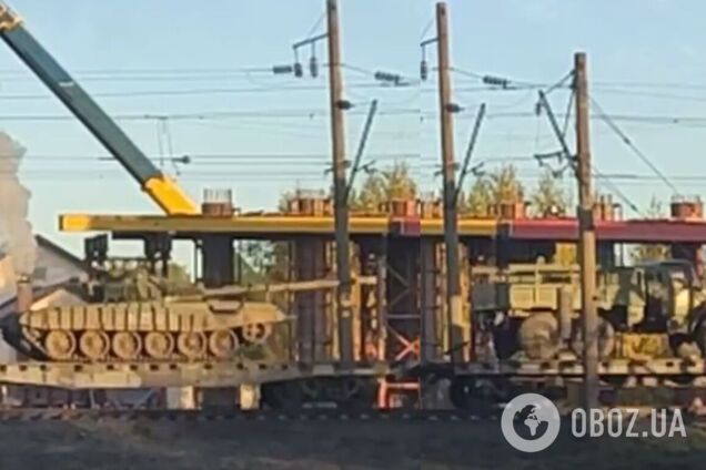 Лукашенко спешит на помощь: в Беларуси зафиксировали переброску эшелонов с танками и ЗРК в направлении РФ. Видео