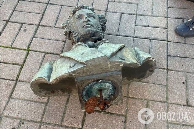 Бюст демонтировали неравнодушные активисты