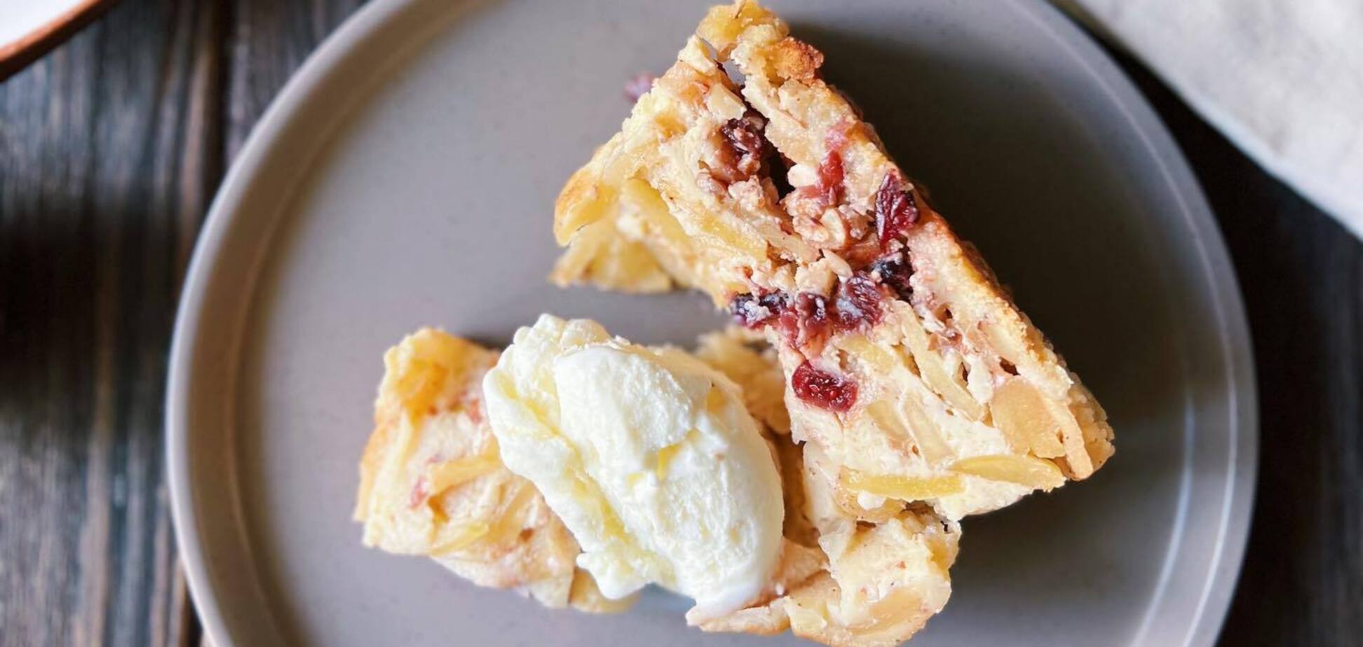 Вишуканий яблучний пиріг з крамблом: багато начинки та мало борошна