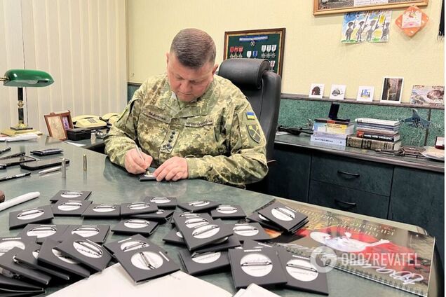 Ко Дню защитников и защитниц выпустили браслеты из довоенной партии стали с 'Азовстали' с надписью 'Верю ВСУ'