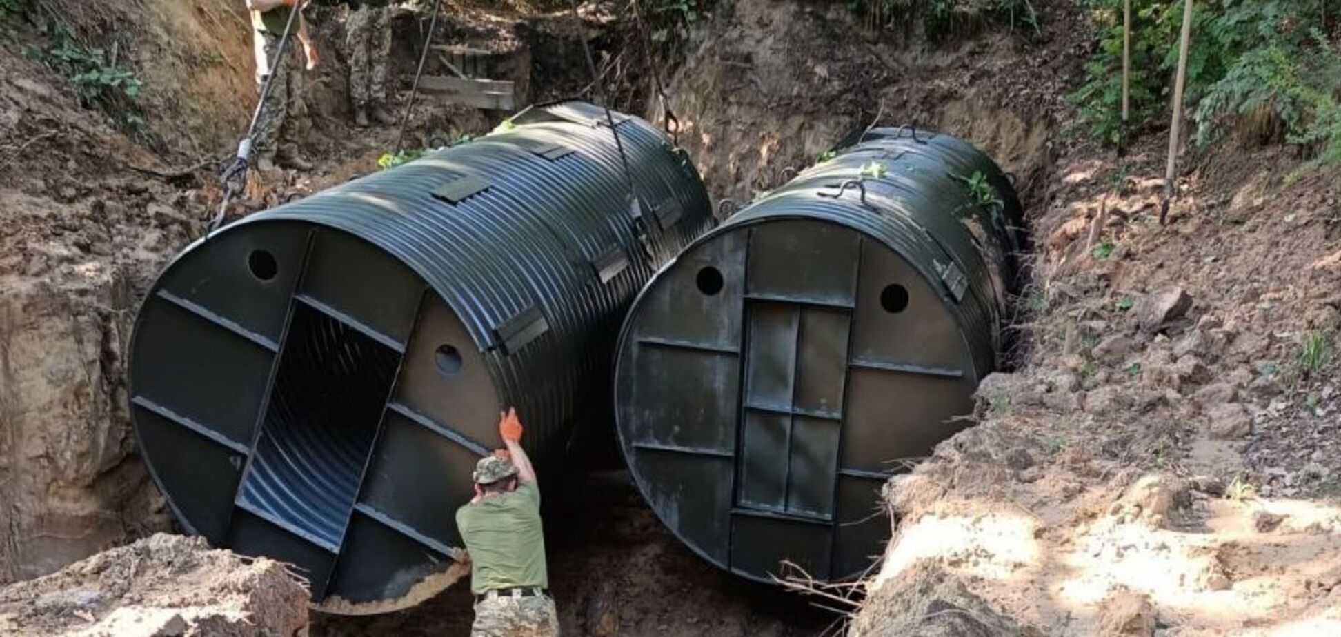 Украинские защитники получили уже 25 стальных блиндажей от 'Метинвеста'