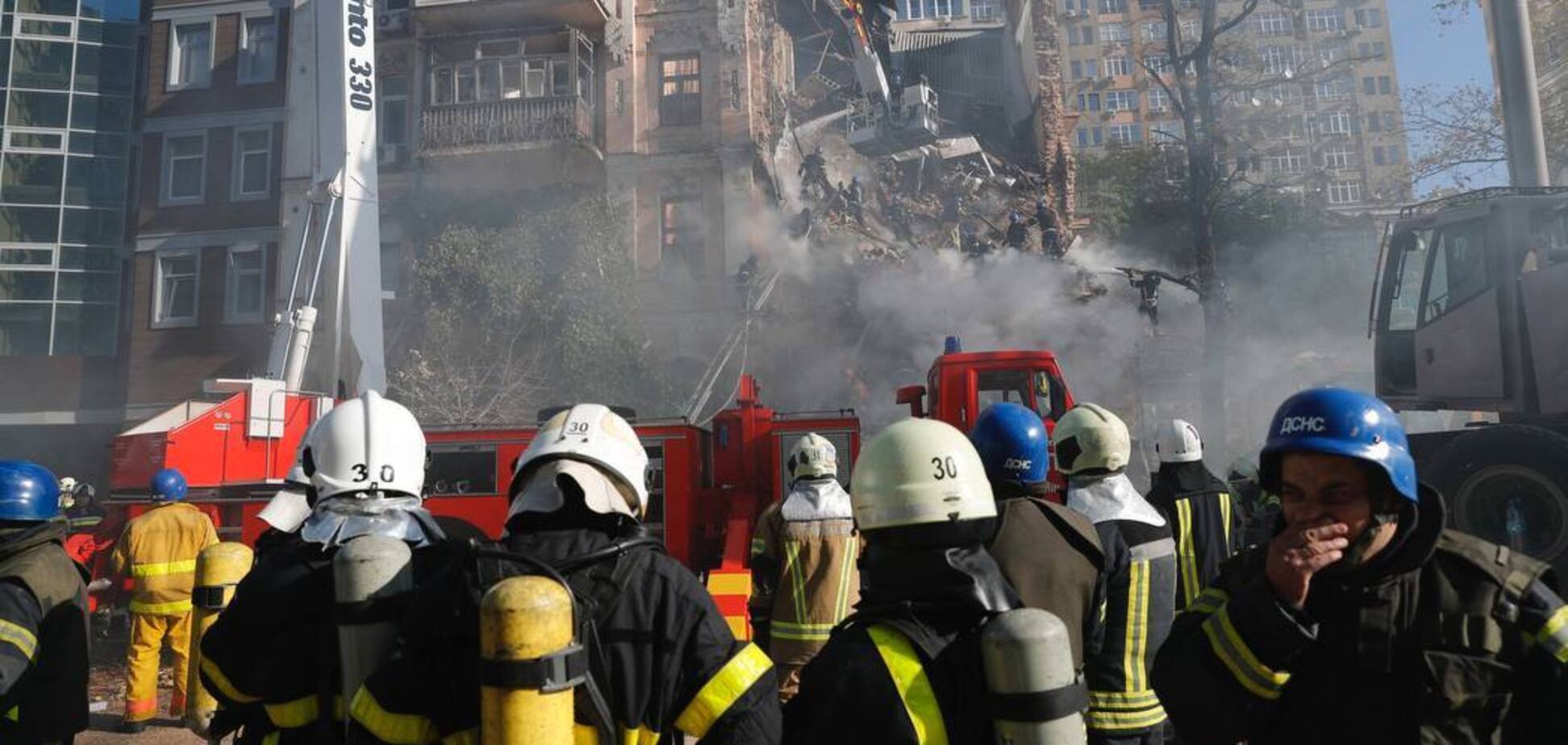 Рятувальники продовжують розбирати завали