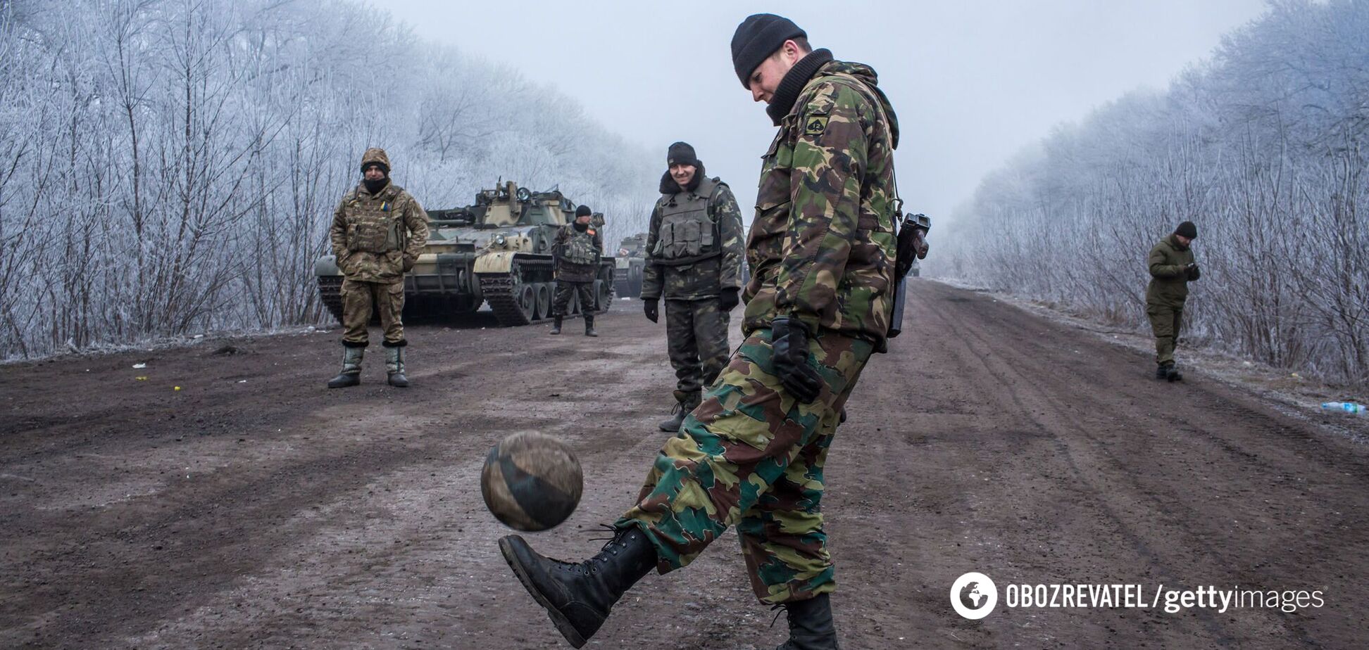 Военные играют в футбол