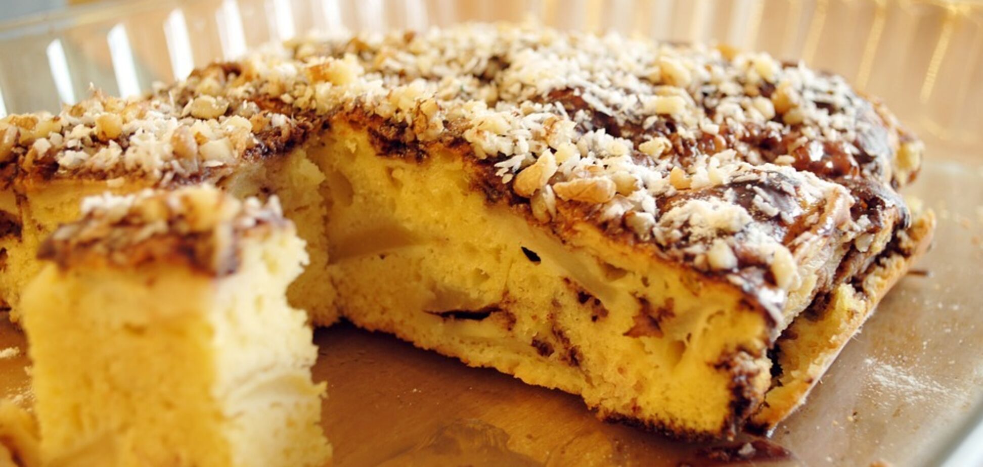 Простий пиріг із яблуками та корицею: соковита начинка та пишне тісто