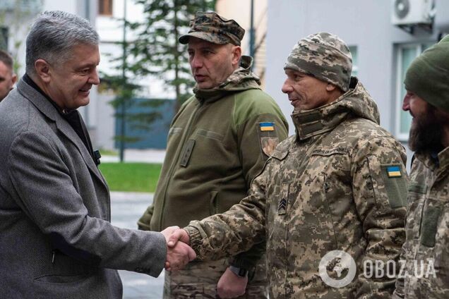 Порошенко привіз на фронт Starlink і передав вітання Ілону Маску