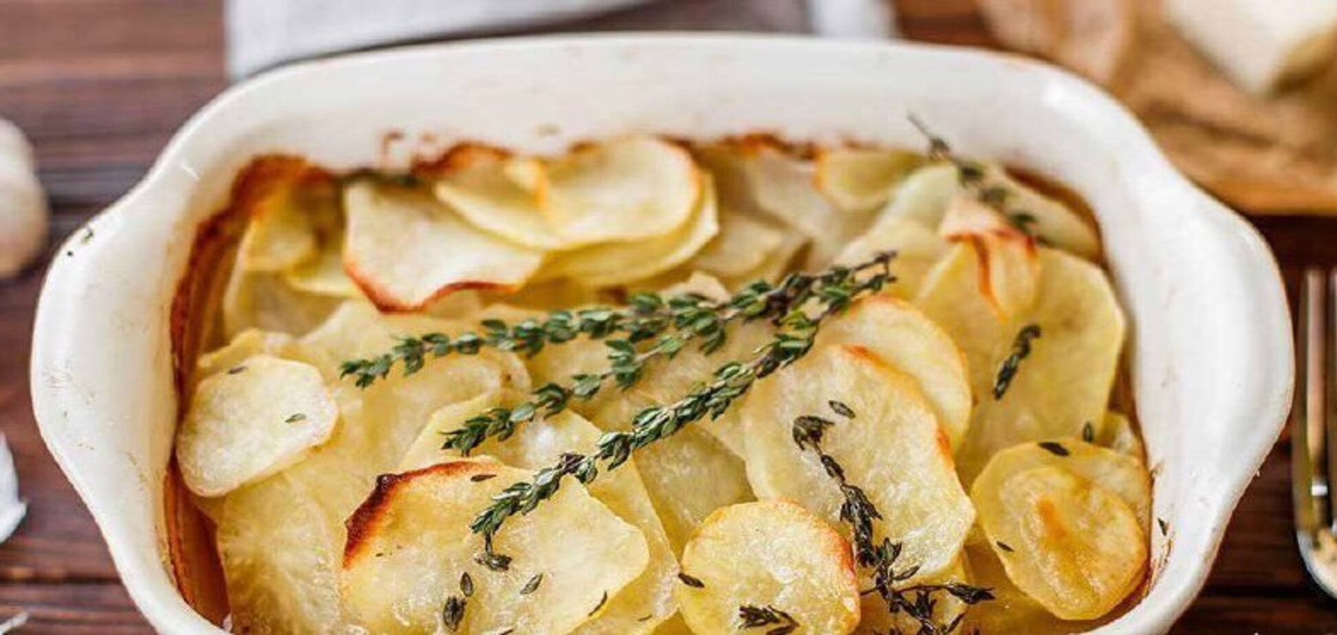 Запеченный картофель по-французски: какой ингредиент сделает блюдо нежным
