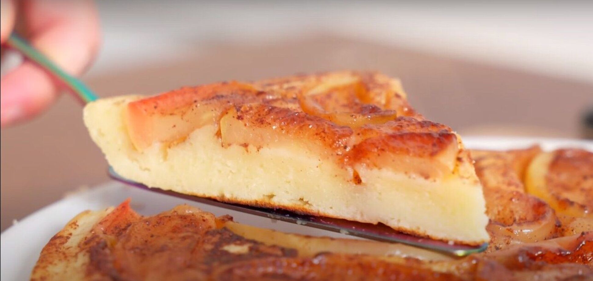 Як приготувати яблучний пиріг без духовки: виходить пишний та соковитий