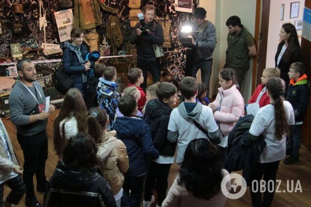 Для дітей ВПО організували екскурсію Координаційним штабом волонтерів Дніпра 