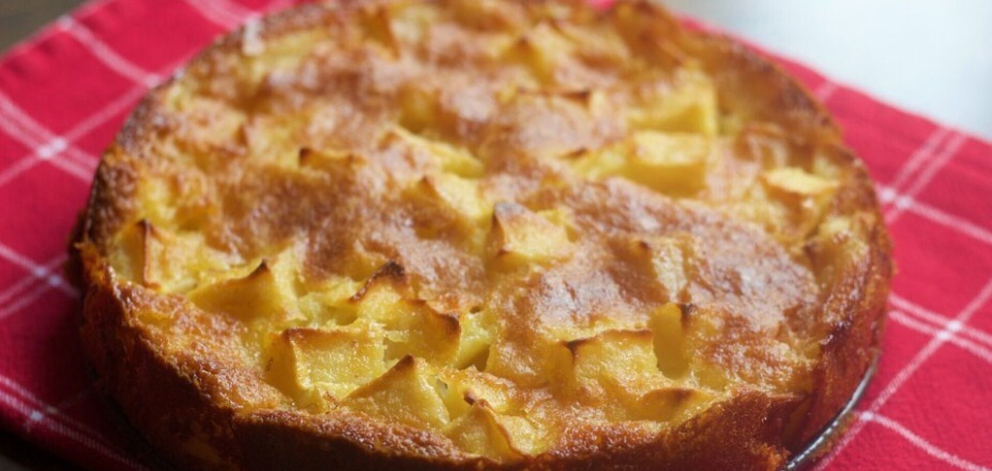 Нежнейший яблочный пирог по-итальянски: мало теста и много начинки