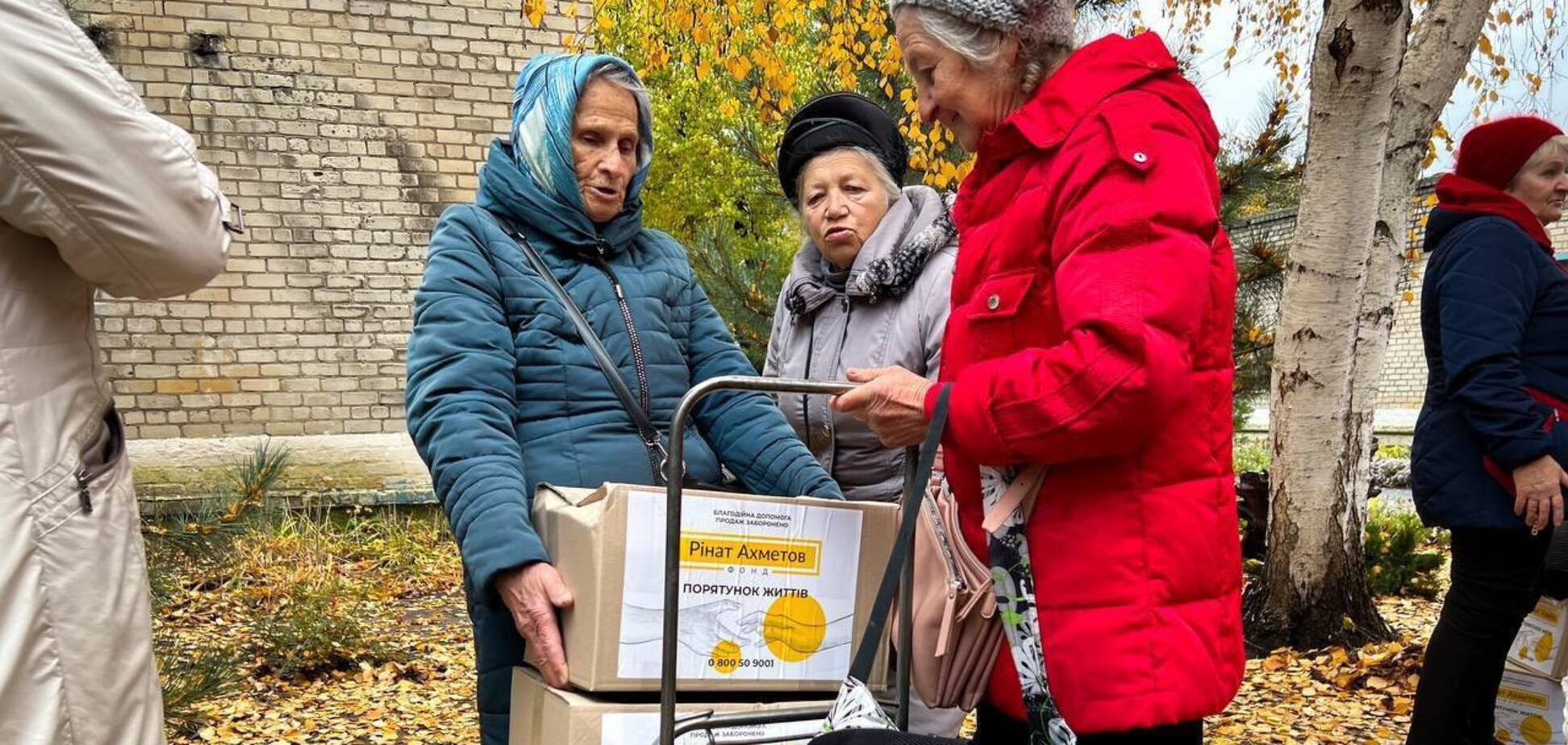 На Миколаївщині переселенцям передали продуктові набори від Фонду Ріната Ахметова. Фото 