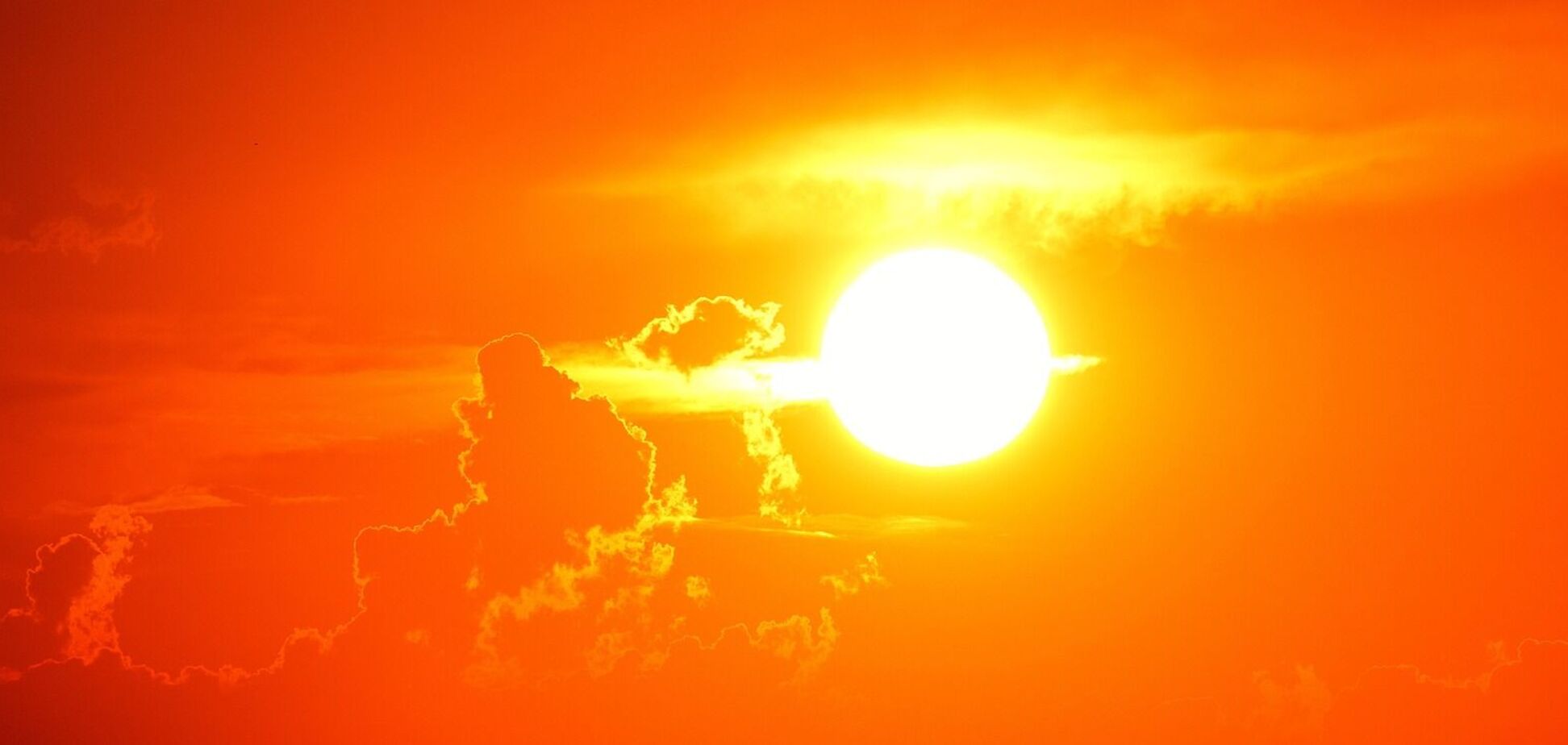 Астрономы NASA сделали уникальное фото 'улыбающегося' Солнца и объяснили природу явления. Фото