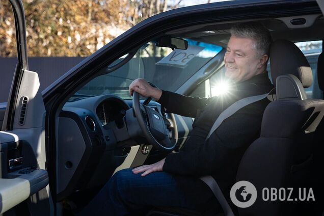 Уже завтра станет на боевое дежурство: Порошенко передал мощный пикап бойцам на передовую