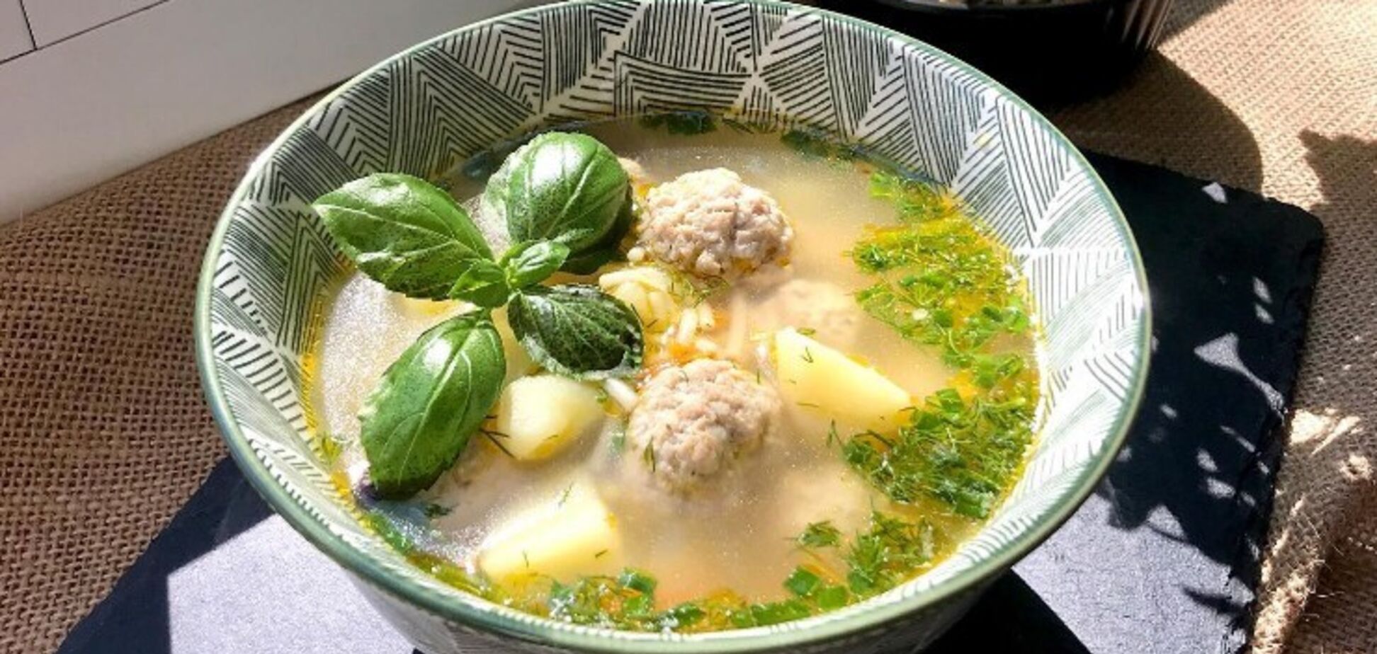 Сытный суп с фрикадельками по-новому: какие ингредиенты стоит добавить