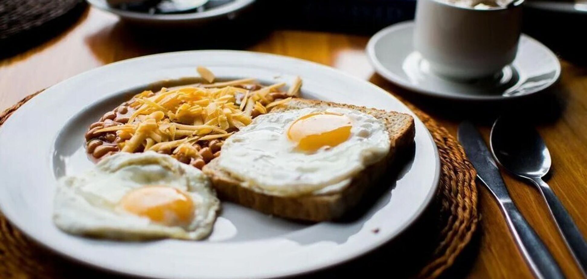 Как оригинально и сытно приготовить яичницу на завтрак: топ-3 идей