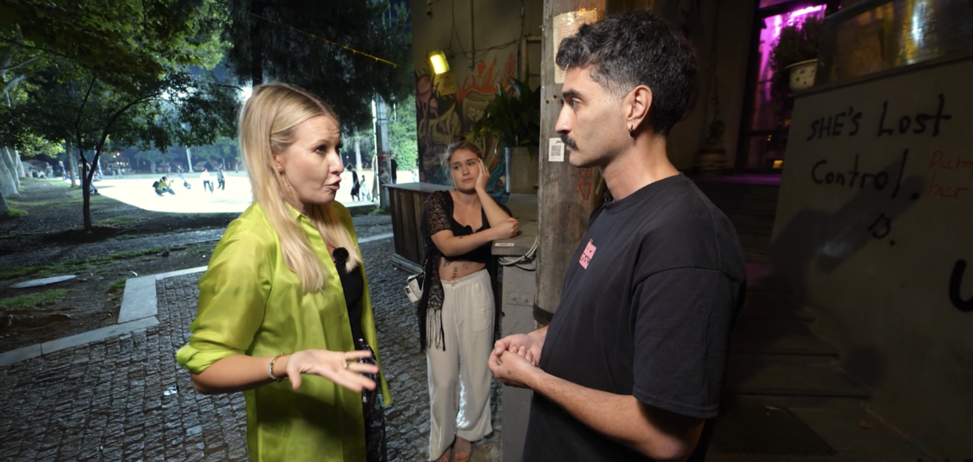 Власник бару в Тбілісі доступно пояснив Ксенії Собчак, чому росіян не люблять у Грузії. Відео