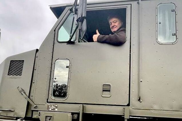 Порошенко везет из Британии самый большой танковый тягач Oshkosh ВСУ: сможет перевозить западные танки. Фото