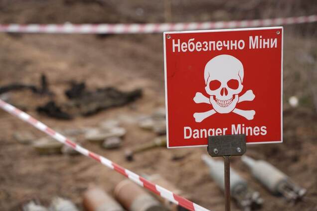 Спасатели продолжают работы по разминированию