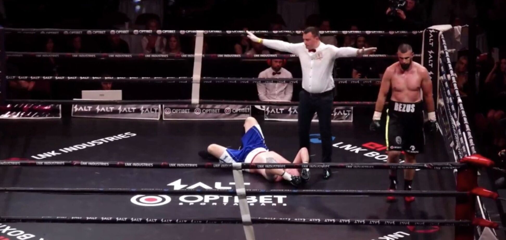 Непереможний український боксер піднявся з нокдауну та виграв бій нокаутом. Відео