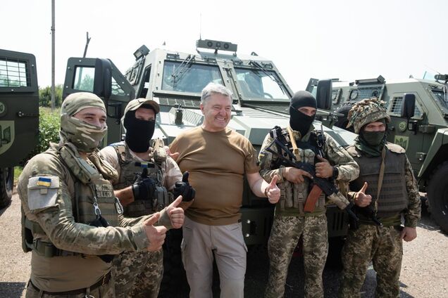 Порошенко закупил высокомобильные британские бронемашины Spartan для ВСУ. Фото и видео