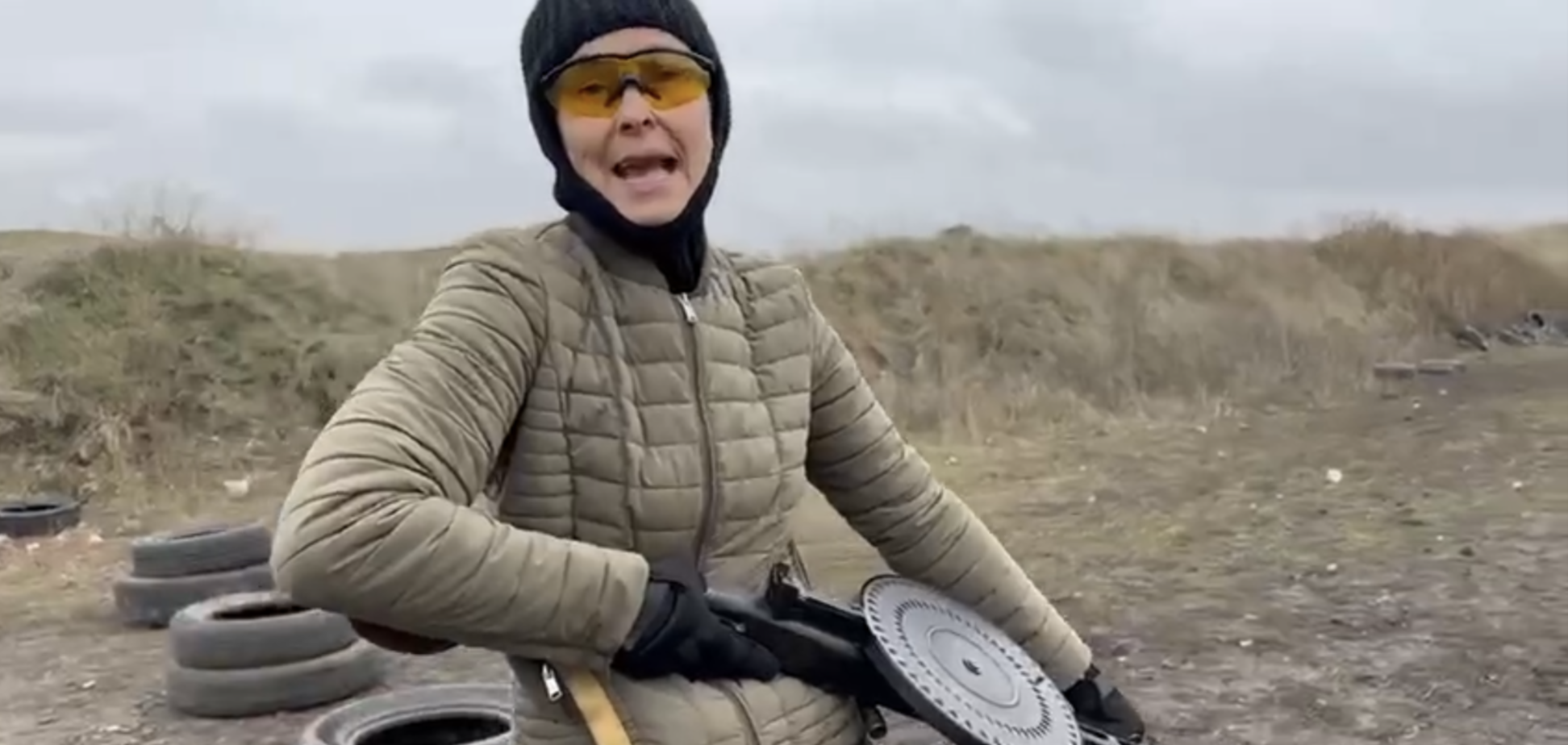 Чичерина с пулеметом в руках выдала собственную историю происхождения названия Херсона. Видео