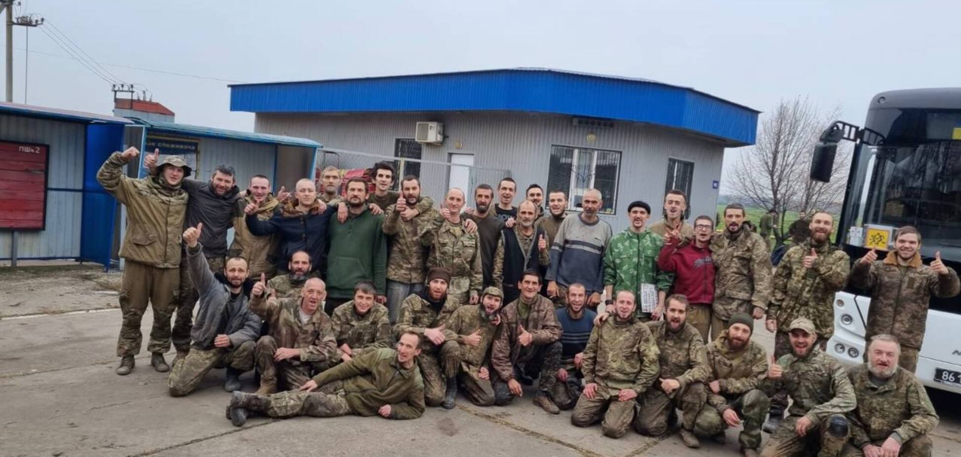 Україна провела новий обмін полоненими: вдалося звільнити 45 воїнів ЗСУ. Фото і відео