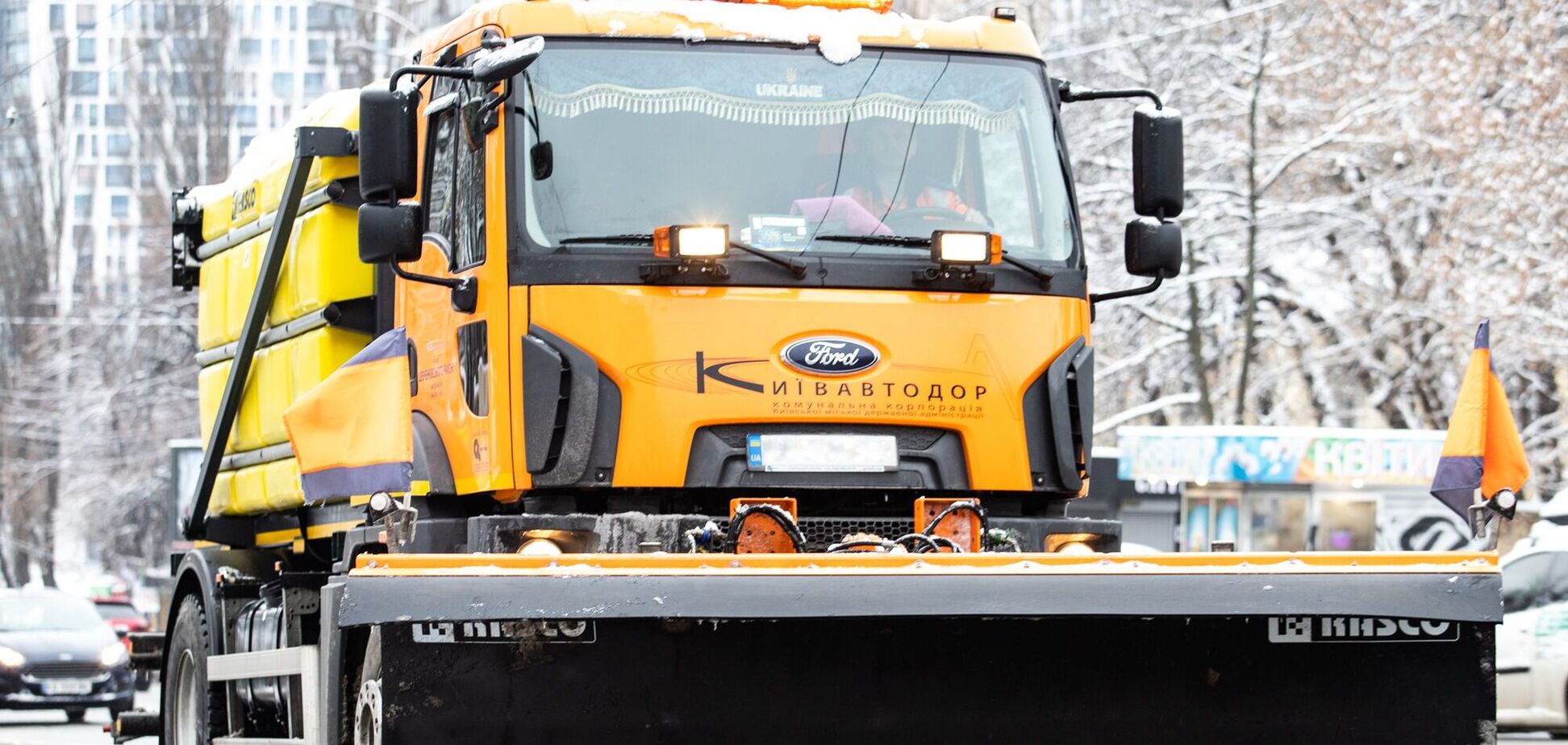 До прибирання снігу на дорогах Києва залучили 302 спецмашини: техніка працює з вечора